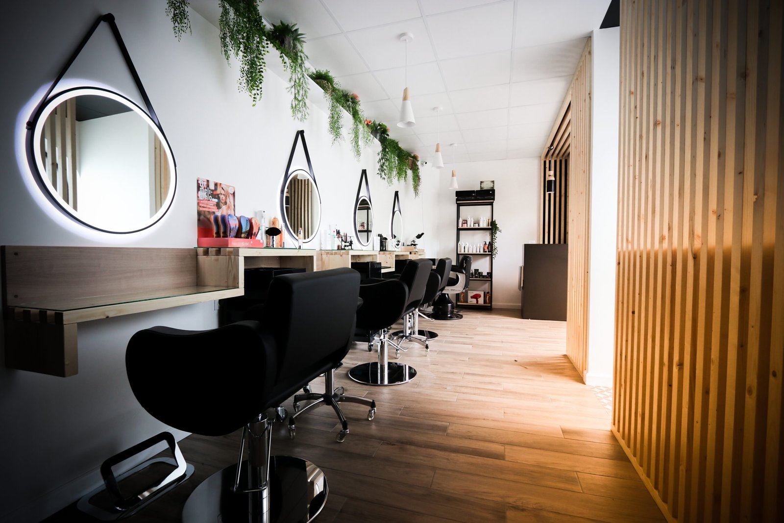 Intérieur du salon de coiffure Mylaa Evans à Cournon d'Auvergne, avec des fauteuils confortables et une décoration moderne et chaleureuse. coiffeur cournon d'auvergne