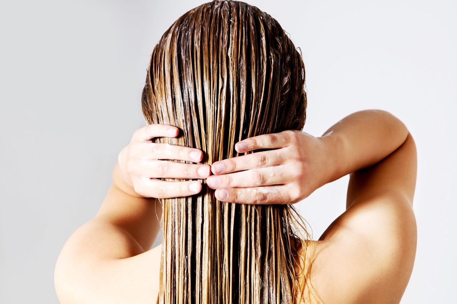 entretien cheveux blond au salon de coiffure mylaa evans 